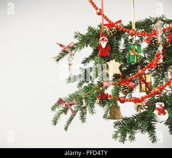 Decorate il ramo di un albero di Natale Foto Stock