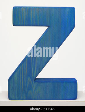 In legno di colore blu lettera " Z " Foto Stock