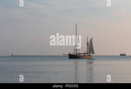 Ketch tranquillamente poggia a sua volta tramonto ancoraggio a Jennycliffe, Devon Foto Stock