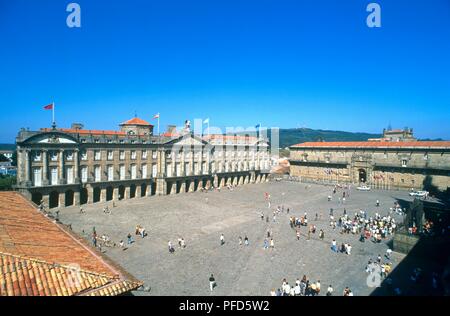 Spagna Galizia, Santiago de Compostela, Praza do Obradoiro, vista in elevazione verso il Pazo de Raxoi (municipio) con una facciata classica e la facciata barocca di Hostal de los Reyes Catolicos Foto Stock