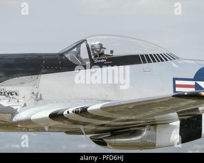 Un North American P Mustang vola come parte di un patrimonio di volo in sostegno della Air Force Reserve settimana, Niagara Falls, N.Y., Giugno 7, 2018. I due piani, risalente alla II Guerra Mondiale, entrato a far parte di un Douglas C-47 Skytrain e un Boeing B-17 Flying Fortress per celebrare il settantesimo compleanno della Air Force Reserve. Foto Stock