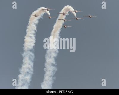 Le forze canadesi Snowbirds praticare la loro routine per il Tuono di Niagara 2018 air show davanti esso essendo aperto al pubblico Giugno 9-10, Niagara Falls riserva d'aria Stazione, N.Y., Giugno 8, 2018. Questa è la prima volta che l'Snowbirds hanno eseguito a Niagara, offrendo molti americani il loro primo assaggio della Canadian air team di dimostrazione da 15 ala Moose Jaw, Saskatchewan, Canada. Foto Stock