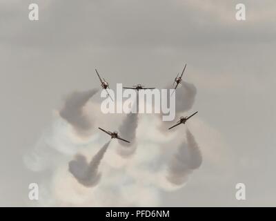 Le forze canadesi Snowbirds praticare la loro routine per il Tuono di Niagara 2018 air show davanti esso essendo aperto al pubblico Giugno 9-10, Niagara Falls riserva d'aria Stazione, N.Y., Giugno 8, 2018. Questa è la prima volta che l'Snowbirds hanno eseguito a Niagara, offrendo molti americani il loro primo assaggio della Canadian air team di dimostrazione da 15 ala Moose Jaw, Saskatchewan, Canada. Foto Stock