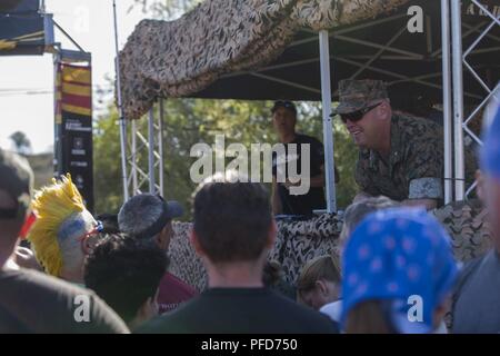 Brig. Gen. Kevin Killea, comandante generale, Marine Corps Installations-West, Marine Corps base Camp Pendleton, parla ai concorrenti del 2018 Marine Corps fango eseguire 10k gara presso il lago O'Neill su Camp Pendleton, California, 9 giugno 2018. La gara consisteva di 19 sfidando gli ostacoli che ciascun concorrente di fronte prima di prendere un ultimo tuffo nel fango di una fossa. Foto Stock