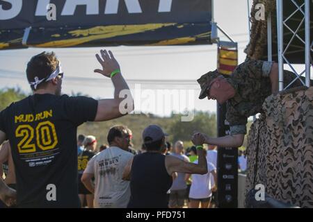 Brig. Gen. Kevin Killea, comandante generale, Marine Corps Installations-West, Marine Corps base Camp Pendleton, alta cinque partecipanti del 2018 Marine Corps fango eseguire presso il lago O'Neill su Camp Pendleton, California, 9 giugno 2018. Il Marine Corps fango Run è un evento annuale ospitato da Marine Corps servizi di community che offre una esperienza divertente per tutte le famiglie di militari, autorizzato patroni e ospiti civili. Foto Stock