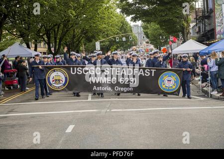 PORTLAND, Ore. (Giugno 9, 2018) - marinai dai guardacoste USCGC incrollabile WMEC (623) marzo verso West Burnside Street durante il Grand sfilata floreale come parte della rosa Festival Settimana della flotta a Portland. Il festival e Portland Settimana della flotta sono una festa del mare servizi con i marinai, marine, e Guardia Costiera membri provenienti da Stati Uniti e Canada che rendono la città una porta di chiamata. Foto Stock