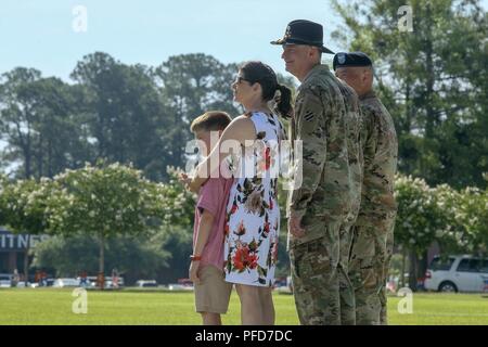 Col. James Dooghan, commander, 2° Brigata corazzate contro la squadra, terza divisione di fanteria, e il tenente Col. James Wisham e la sua famiglia, preparare un omaggio al 6° Stormo, 8° reggimento di cavalleria durante la chiusura del loro cambiamento di cerimonia di comando 6 Giugno a Fort Stewart, Ga. Foto Stock