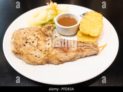 Bistecca alla griglia con le verdure sul piatto bianco Foto Stock