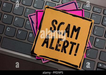 Conceptual la scrittura a mano che mostra Scam Alert. Business photo mostrare qualcuno di avvertimento circa il regime o avviso di frode qualsiasi insolito carte Inspira tastiera Foto Stock