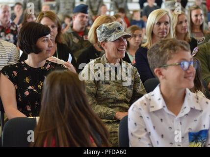 Stati Uniti Air Force Lt. Col. Adrienne Stahl, 325Manutenzione comandante dello squadrone, sorrisi durante il suo fratello del discorso di addio ad una modifica del comando cerimonia al Tyndall Air Force Base Fla., Giugno 8, 2018. Tyndall è stata la fratelli' quarta assegnazione unitamente come elementi di servizio. Foto Stock