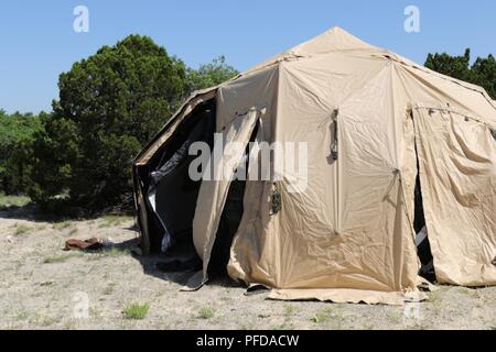 Soldati con 303L'Intelligence militare battaglione, 504th Intelligenza militare brigata, Fort Hood in Texas, impostare una tenda, 30 maggio 2018. I soldati si stavano preparando per un campo di esercitazione. Foto Stock