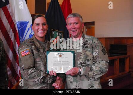 Aberdeen Proving Ground Soldier dell'anno, SPC. Kayla Riehl, viene presentata con l'esercito encomio medaglia da Brig. Gen. Jim Bonner, commander, ventesimo chimica, biologica, radiologica, nucleare e gli esplosivi (CBRNE) Comando, 31 Maggio presso il comando mensile della cerimonia di premiazione a Edgewood cappella. Riehl è attaccato al ventesimo CBRNE sede e società di sede e ora è in corsa per gli Stati Uniti Il comando delle forze soldato dell'anno. ( Foto Stock