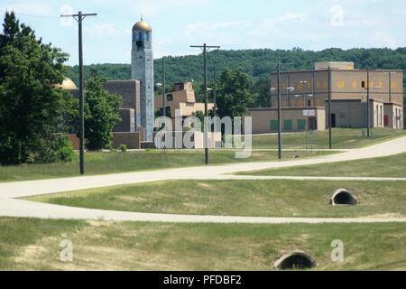 Una vista esterna di un'area del Fort McCoy bracci combinato formazione collettiva Facility (CACTF) complesso è mostrato Giugno 7, 2018 a Fort McCoy, Wis. Il CACTF fornisce una vasta gamma di ambienti di formazione. Il complesso, costruito con un costo di oltre 14 milioni di dollari, è stata completata alla fine del 2012. Il primo utilizzo di CACTF per la formazione è stata da parte della Federal Bureau of Investigation nel marzo 2013. Da allora centinaia di diverse unità militari nonché i servizi incaricati dell'applicazione della legge hanno fatto uso dell'impianto. Foto Stock