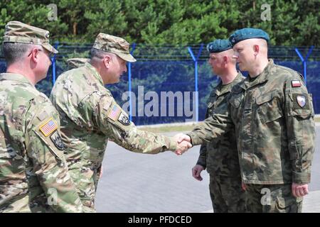 184Supporto comando, commander, Briga. Clint E. Walker e decimo polacco brigata logistica, FSG vice comandante, il Mag. Przemysław Ruman agitare le mani dopo una proficua visita durante lo sciopero di Saber 4 Jun, Powdiz, Polonia. Ci impegniamo a stare spalla a spalla con i nostri alleati per garantire l'indipendenza, la sovranità e la sicurezza dei membri della NATO. (Mississippi Guardia Nazionale Foto Stock