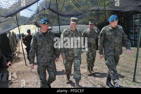 Decimo polacco brigata logistica, FSG commander, il Mag. Dominik Trentkiewicz passeggiate con 184Supporto comando, commander, Briga. Gen. Clint E. Walker e il Mag. Przemysław Ruman, vice comandante durante un tour del polacco composto su 4 Giu, Powidz, Polonia. I due comandi di supporto sia a eseguire il supporto durante lo sciopero di Saber 18. Non possiamo prendere il nostro rapporto con l'Europa per scontata e deve mantenere la capacità di condurre operazioni militari da e con l'Europa. (Mississippi Guardia Nazionale Foto Stock