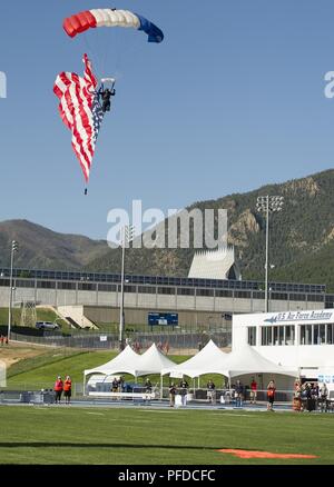 Steve Archuletta, demo team pullman per la Air Force ali del Blue team paracadute, naviga il suo paracadute mentre portava la bandiera americana verso il suo obiettivo sul campo prima di eventi su pista e sul campo, 2 giugno 2018, presso il DoD Warrior giochi. Il Guerriero Giochi, luogo giugno 1-9, 2018, presso l'U.S. Air Force Academy in Colorado, sono un paralimpico stile di concorrenza per i feriti e feriti service membri provenienti da tutti i rami degli Stati Uniti di servizio e di quest'anno includono squadre dalle forze armate del Regno Unito, Australian Defence Force e forze armate canadesi. Foto Stock