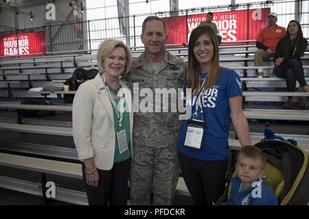 Air Force capo del personale gen. David L. Goldfein e sua moglie, Dawn, pongono in cristallo e Nolan Barnhill, famiglia del Dipartimento della Difesa del guerriero atleta giochi Capt. Hunter Barnhill, durante una fase preliminare di turno di qualificazione dell'evento di ripresa dei giochi in Colorado Springs, Colorado, Giugno 3, 2018. Il gioco fornisce un mezzo per celebrare Air Force feriti guerrieri e altri feriti e malati i membri del servizio e i veterani e il loro impegno per la guarigione. Foto Stock