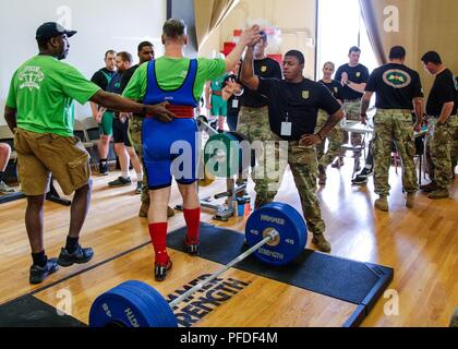 Un volontario dal 1° le forze speciali Gruppo (Airborne) si congratula con un atleta degli Special Olympics dopo un successo deadlift a Evergreen teatro sulla base di comune accordo Lewis-Mcdurante lo stato di Washington Special Olympics Powerlifting evento, 2 giugno. Soldati dal 4° Battaglione, 1° SFG (A) volontariamente per ospitare la stato di Washington Special Olympics Powerlifting evento per il terzo anno di fila. Foto Stock