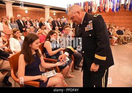 Brig. Gen. Giovanni B. Dunlap III dà uno di suo nonno generale stelle a sua figlia, Camille, durante la sua cerimonia di promozione a Jackson caserme in New Orleans, Giugno 2, 2018. Egli servirà come LANG il nuovo Vice aiutante generale - Esercito dove egli servirà come principale consulente militare dell'aiutante generale del LANG e di essere responsabile per l'assistenza nella distribuzione e coordinamento dei programmi, politiche e piani per la Louisiana Esercito nazionale di protezione. Foto Stock