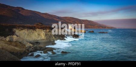 Colorate vista costiera di Leo Carrillo State Beach al tramonto dal punto Sequit, Malibu, California Foto Stock