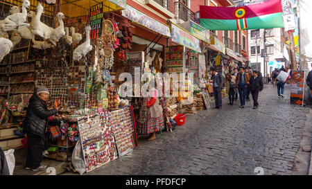 I negozi e le bancarelle del mercato delle streghe, Calle Linares, La Paz, Bolivia Foto Stock