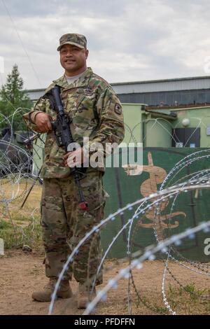 Stati Uniti Esercito personale di riserva Sgt. Jonathan Fathag, una vittima liaison team leader con 406 risorsa umana società, Kaiserslautern, Germania, è incorporato con il trentesimo brigata medica, Sembach, Germania, in corrispondenza delle loro operazioni cliniche sezione (CLINOPS) in Powidz, Polonia per condurre casualty esercizi di formazione durante lo sciopero di Saber 18 che corre da Giugno 3-15. Saber Strike è una lunga tradizione di U.S. Esercito Europa-led integrato esercizio che contribuisce a facilitare la cooperazione tra gli Stati Uniti, Estonia, Lettonia, Lituania, Polonia e 19 altri alleati e partner delle nazioni. Foto Stock