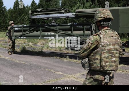 Il personale Sgt. Dan Willison (sinistra) e Sgt. Devin Holman, sia assegnato al primo battaglione, conti nella 623 a Campo reggimento di artiglieria, Kentucky Esercito Nazionale Guardia, preparare un High Mobility Artillery Rocket System (HIMARS) per la formazione durante lo sciopero di Saber 18 in Kazlu Ruda, Lituania, 10 giugno 2018 . Saber Strike è un militare multinazionale di esercizio prevista per il periodo da Giugno 3-15. Foto Stock