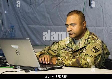 Stati Uniti Esercito personale di riserva Sgt. Jonathan Fathag, casualty liaison team leader, 406 risorsa umana società, 361 gli affari civili brigata, Kaiserslautern, Germania, è innestato nella parte anteriore della sua stazione di lavoro esegue i suoi doveri, Powidz, Polonia, 10 giugno come parte degli Stati Uniti Esercito dell'Europa esercizio Saber Strike 18. Saber Strike è una lunga USAREUR-led formazione cooperativa esercizio che aiuta a facilitare la cooperazione tra gli Stati Uniti, Estonia, Lettonia, Lituania, Polonia e di altri alleati e partner delle nazioni Foto Stock