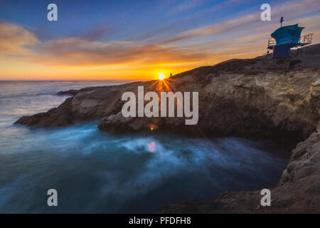 Incredibile a lungo vista di esposizione di liscio onde si infrangono in formazioni rocciose e stazione bagnino al tramonto, punto Sequit, Leo Carrillo State Beach, Mal Foto Stock