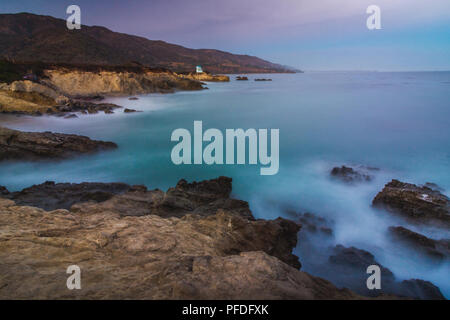 Colorate vista costiera di Leo Carrillo State Beach dopo il tramonto dal punto Sequit, Malibu, California Foto Stock