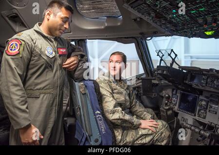 United States Air Force Academy cadetti ROTC e visita degli studenti del xxi Airlift Squadron a Travis Air Force Base, California, 11 giugno 2018. Gli allievi e gli studenti hanno ricevuto un briefing sulla missione e hanno visitato C-17 Globemaster III Foto Stock