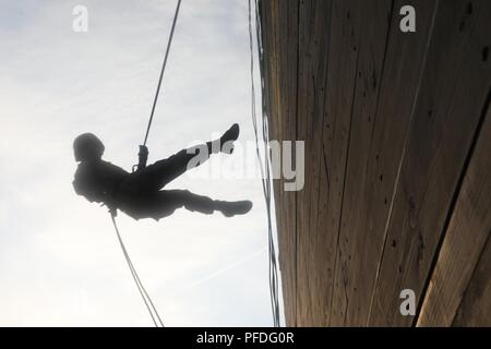 Un concorrente pratiche per le operazioni rappel evento al 2018 U.S. La riserva di esercito guerriero migliore concorrenza a Fort Bragg, Carolina del Nord, 10 giugno 2018. Trenta sei concorrenti in rappresentanza di Stati Uniti Esercito comandi di riserva in tutto il mondo sono in lizza per il sottufficiale e junior arruolato U.S. La riserva di esercito guerriero migliori titoli. Foto Stock