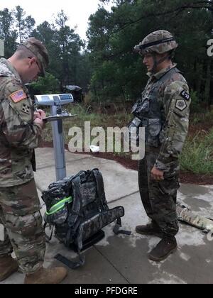 Stati Uniti La riserva di esercito Cpl. David Gutierrez, una polizia militare ufficiale con la 422Polizia Militare Company, duecentesimo della polizia militare di comando, presso la stazione di pesatura dopo la finitura del ruck marzo durante il 2018 U.S. La riserva di esercito guerriero migliore concorrenza a Fort Bragg, Carolina del Nord, 12 giugno 2018. L'estenuante competizione multiforme valutata U.S. La riserva di esercito di soldati nel ruck marzo, l'eccellenza in concorrenza gamma pistola, forze armate tedesche Proficiency Badge e diversi eventi con più sfide a venire Foto Stock