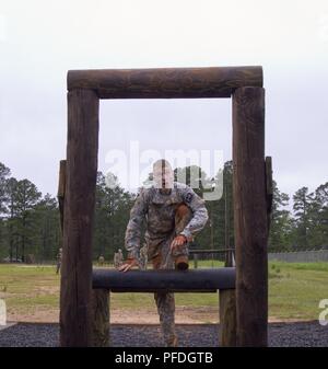 Stati Uniti La riserva di esercito di Spc. Camden Ewell, rappresentative, 79th Theatre supporto comando negozia il ventre sopra un ostacolo come parte del corso di ostacolo durante l'evento 2018 U.S. La riserva di esercito guerriero migliore concorrenza a Fort Bragg, Carolina del Nord, 12 giugno 2018. L'estenuante e multiforme della concorrenza negli Stati Uniti valutati La riserva di esercito di soldati nel ruck marzo, l'eccellenza in concorrenza gamma pistola, forze armate tedesche Proficiency Badge e molti altri eventi con più sfide a venire. - ( Foto Stock