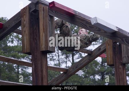 Stati Uniti La riserva di esercito Sgt. Thomas Crump, 76th rappresenta la risposta operativa il comando tesse attraverso le travi in legno sul percorso ad ostacoli durante il 2018 U.S. La riserva di esercito guerriero migliore concorrenza a Fort Bragg, Carolina del Nord, 12 giugno 2018. L'estenuante e multiforme della concorrenza negli Stati Uniti valutati La riserva di esercito di soldati nel ruck marzo, l'eccellenza in concorrenza gamma pistola, forze armate tedesche Proficiency Badge e molti altri eventi con più sfide a venire. - ( Foto Stock