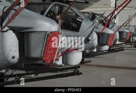 Tre Stati Uniti Marine Corps AH-1 SuperCobras sono parcheggiati in un hangar durante il 2018 Marine Aircraft Group 49 bracci combinato esercizio su base comuneGuire-Dix Mc-Lakehurst, N.J., 12 giugno 2018. Il MCAX è un'operazione che utilizza forze di terra, patrimonio dell'aviazione, indiretti gli incendi e altri attivatori in uno sforzo per la formazione di aria e forze di terra insieme. Foto Stock