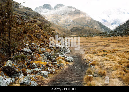 Sentiero per Laguna 69 nel Parco Nazionale del Huascaran, Cordillera Blanca mountain range. Chakraraju, Ancash Regione, Perù. Lug 2018 Foto Stock