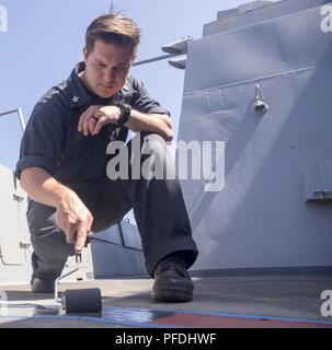 Mare Mediterraneo (13 giugno 2018) Fire Controlman 2a classe Austin Jones, da Katy, in Texas, vernici il deck a bordo della San Antonio-classe di trasporto anfibio dock nave USS New York (LPD) 21 giugno 13, 2018. New York, homeported a Mayport, Florida, sta conducendo operazioni navali negli Stati Uniti Sesta flotta area di operazioni a sostegno degli Stati Uniti per gli interessi di sicurezza nazionali in Europa e in Africa. Foto Stock