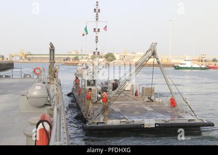 Porta SHUIABA, Kuwait - Staff Sgt. Peter Rogone, un natante operazioni sergente assegnato per la 331Transportation Company, basata al di fuori della base comune Langley-Eustis, Virginia, osserva come un 331Trans. Co. navi di tirare avanti per la chiatta Derrick, Giugno 12. La 331Trans. Co. avrà inizio la costruzione del roll-on/roll-off di impianti di scarico per supportare la logistica- over-Riva di missione. Orizzonte nautico 2018 è un doppio stadio USARCENT/CFLCC esercizio che conduce un esercito di vigili del natante di controllo esercizio di ricognizione (BIREP) sull esercito sito Prepositioned (AP-5) navi in congiunzione wi Foto Stock