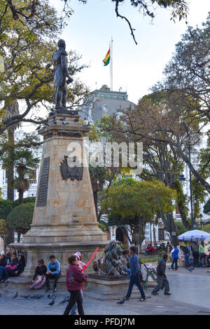 Statua di Simon Bolivar in Plaza 25 de Mayo, un sito Patrimonio Mondiale dell'UNESCO in Sucre, Bolivia Foto Stock