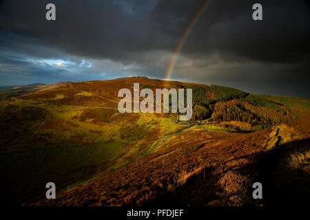 Rainbow su Moel Famau nella gamma Clwydian, il Galles del Nord Foto Stock