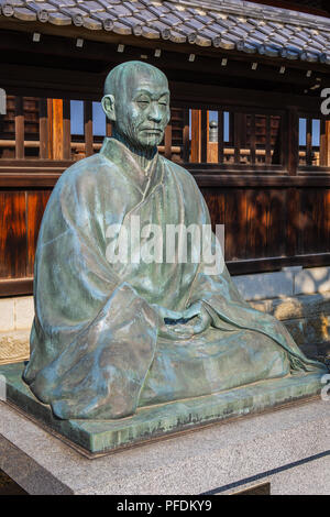 TOKYO, Giappone - 20 Aprile 2018: Statua di Sawaki Kodo Roshi, uno dei principali e più autorevoli maestri Zen del XX secolo in Giappone a Sengaku Foto Stock