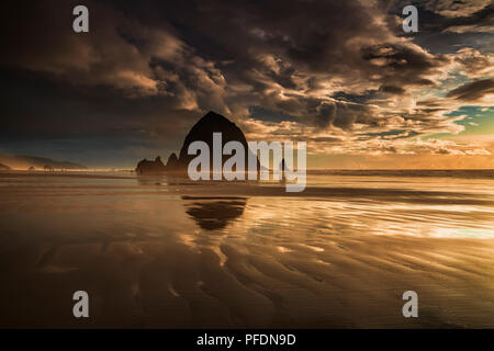 Oregon's Cannon Bezch come una tempesta si cancella al tramonto Foto Stock