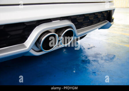 Close-up auto della tubazione di scarico Foto Stock