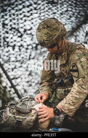 "Black Jack' Fanti dal 2 ° brigata corazzate contro la squadra, 1° Divisione di cavalleria lottato per guadagnare il prestigioso esperto badge di fanteria (BEI) durante la settimana lunga sperimentazione Jun 18-22. 55 dei 187 guadagnato il prestigioso premio. Foto Stock