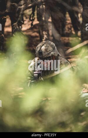 "Black Jack' Fanti dal 2 ° brigata corazzate contro la squadra, 1° Divisione di cavalleria lottato per guadagnare il prestigioso esperto badge di fanteria (BEI) durante la settimana lunga sperimentazione Jun 18-22. 55 dei 187 guadagnato il prestigioso premio. Foto Stock