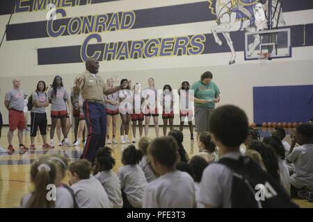 Master Sgt. Damian Cason, un selezionatore di carriera con il Marine Corps il reclutamento di comando (MCRC), parla ai giovani giocatori di basket al WBCA Hoops Gioventù clinica a Dallas, Texas, 9 giugno 2018. Il Marine Corps ha collaborato con WBCA fin dal 2013 con l'obiettivo di aumentare la consapevolezza e la percezione positiva del Marine Corps con persone influenti come allenatori e dirigenti. Nel 2017, il Marine Corps il reclutamento di comando creato una città programma di partnership, che si concentra sulla creazione di relazioni durature in sei città chiave, compresi Dallas. La clinica della gioventù è una evoluzione di entrambe le iniziative. Foto Stock