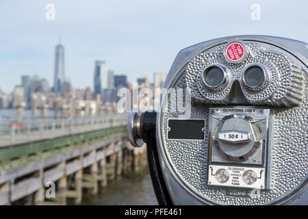 Il binocolo a Liberty Island rivolta verso Manhattan Foto Stock