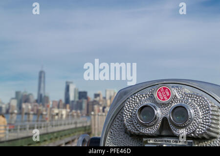 Il binocolo a Liberty Island rivolta verso Manhattan Foto Stock