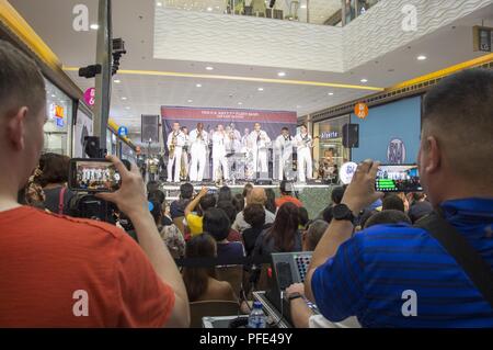 PUERTO PRINCESA, Repubblica delle Filippine (9 giugno 2018) Stati Uniti 7 Banda della flotta, Estremo Oriente Edition esegue a SM Mall in Puerto Princesa. Più di quaranta membri della 7a flotta personale sono attualmente intrapreso USNS Millinocket (T-EPF 3) Visitare Puerto Princesa durante un U.S. 7 teatro della flotta la cooperazione in materia di sicurezza patrol. Foto Stock